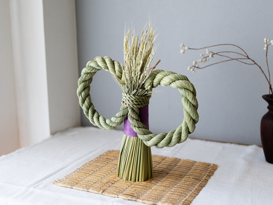 Rice straw shimekazari infinity design on a surface / 稲わらのしめかざり（天涯一望）を置いた様子