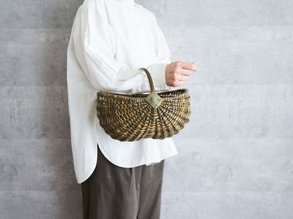 Mini oval shopping basket made of willow and hazel being held / やなぎとヘーゼルのミニオーバルショッピングバスケットを持っている様子