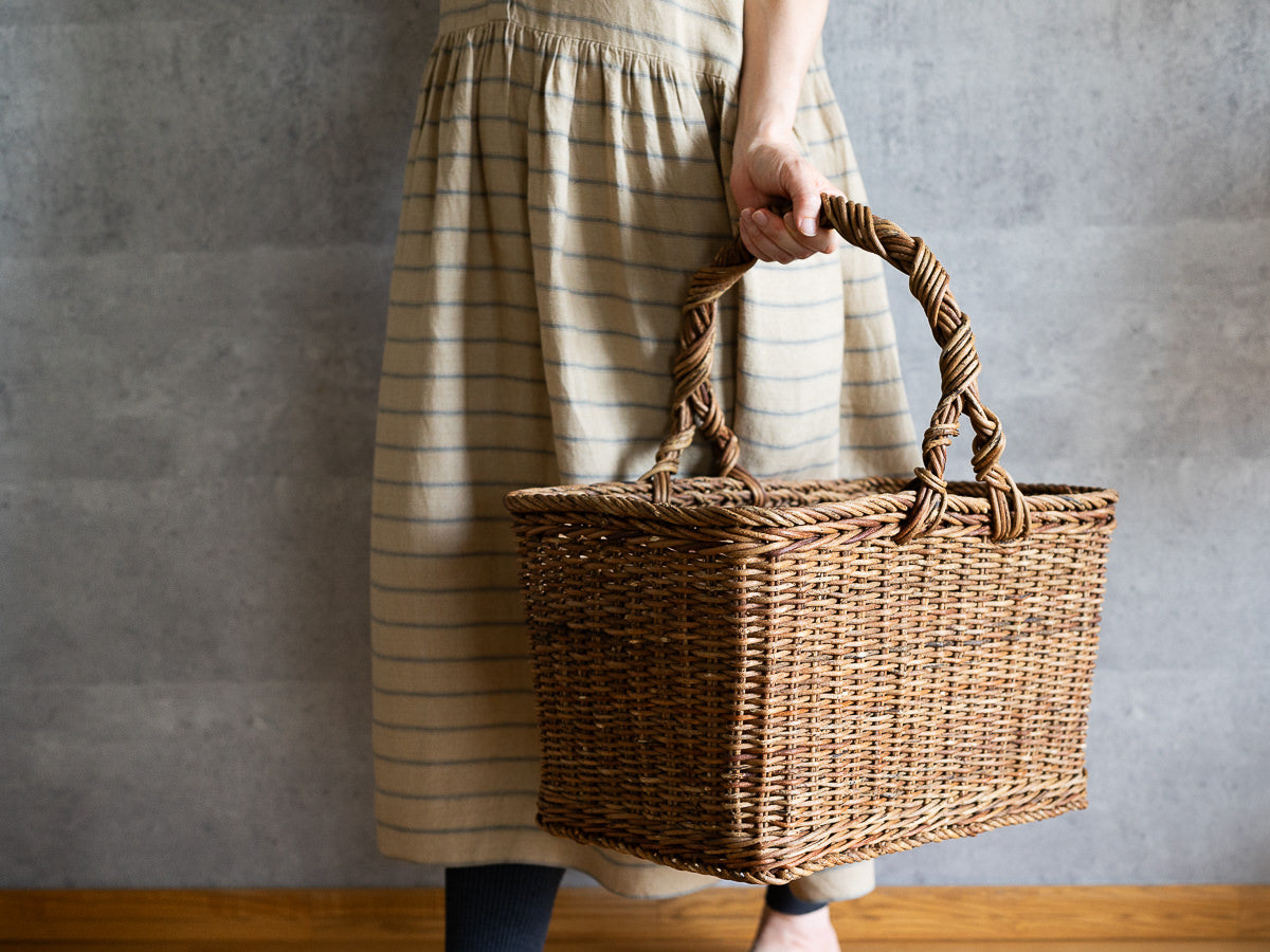 Akebi large rectangle basket being held / あけびの角特大バスケット（並編み）を手に持っている様子