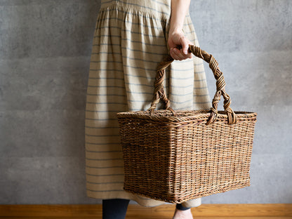 Akebi large rectangle basket being held / あけびの角特大バスケット（並編み）を手に持っている様子