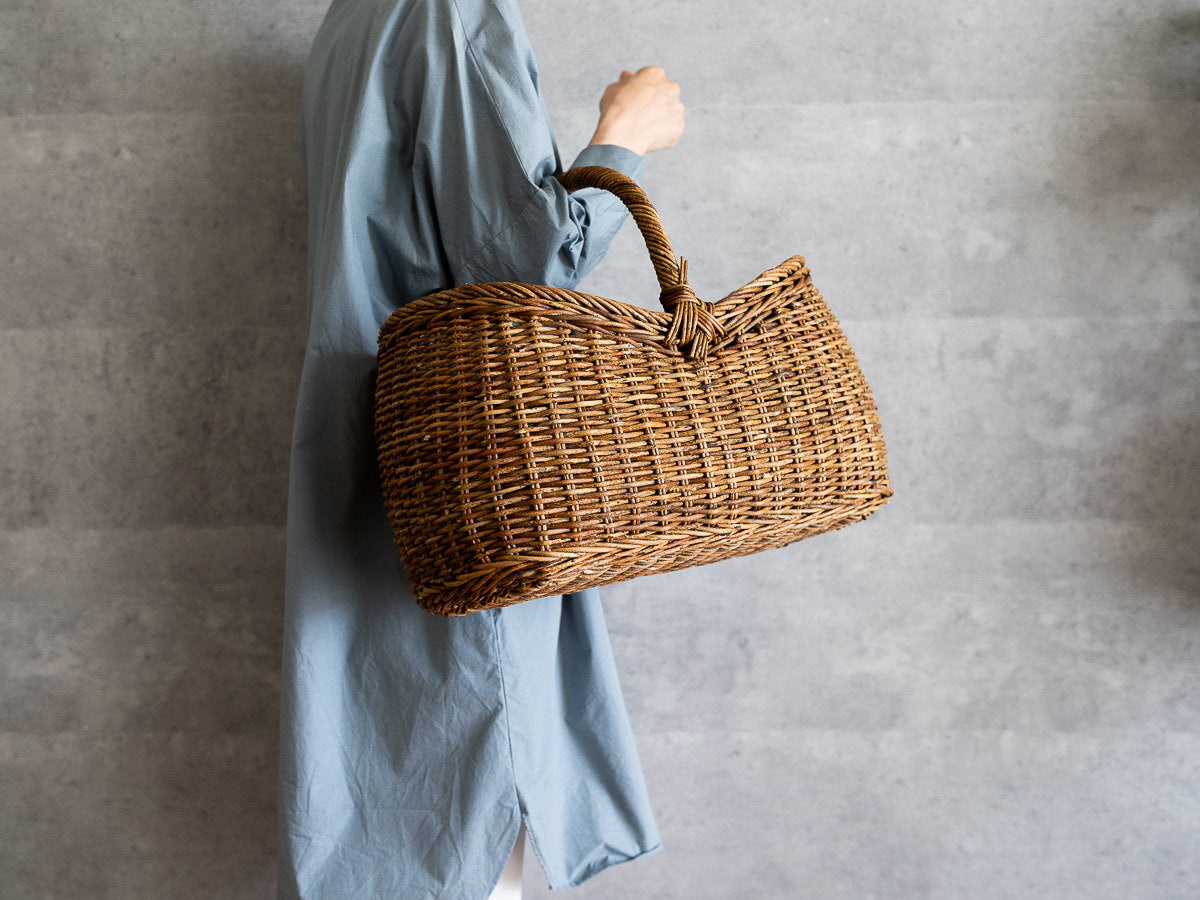Akebi cocoon-shaped basket carried on the arm / あけびのまゆ型バスケットを腕に掛けている様子