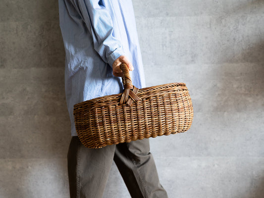 Akebi bread basket being carried by hand / あけびのパンバスケットを手に持っている様子
