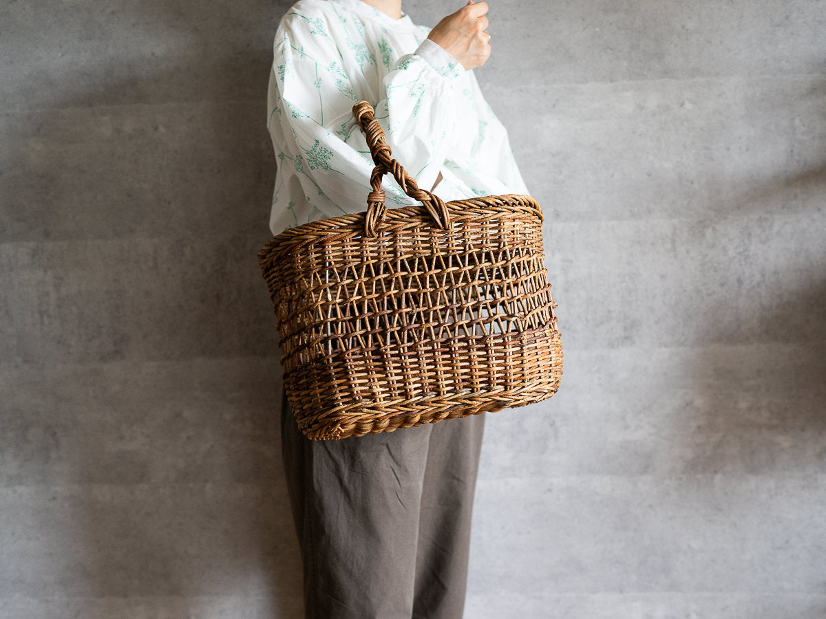 Akebi half-sukashi oval basket carried on the arm / あけびの半すかし編み小判バスケットを腕に掛けている様子