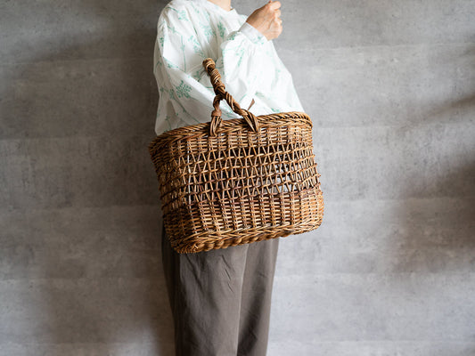 Akebi half-sukashi oval basket carried on the arm / あけびの半すかし編み小判バスケットを腕に掛けている様子