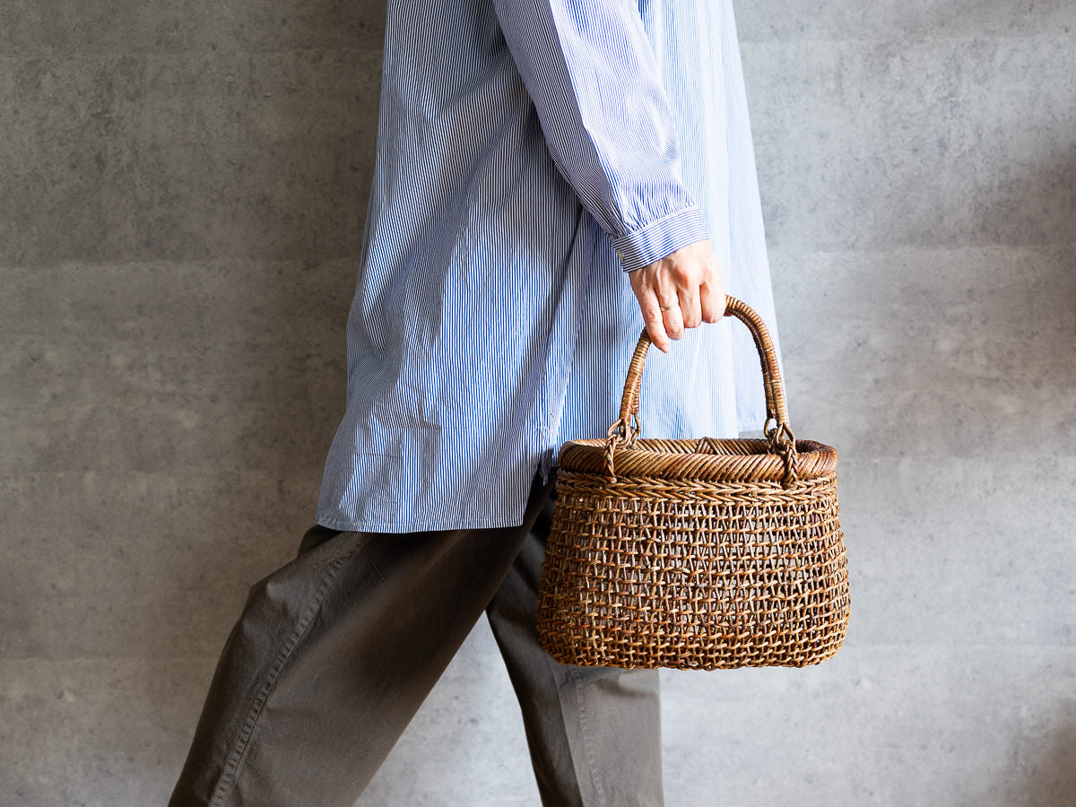 Akebi premium tote basket XS held in hand / あけびの特製すかし編み手提げ（特小）を手に持っている様子