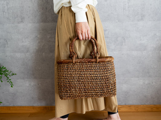 Akebi oval tote basket held in hand / あけびの小判形手提げを手に持った様子
