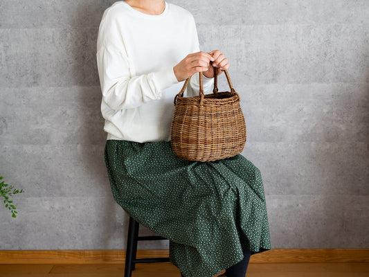 Akebi “Plump” tote basket held in hand / あけびのコロコロ手提げかごを手に持った様子