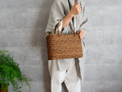 Akebi tote basket with tobi weave held in hand / あけびの飛び編み手提げかごを手に持った様子