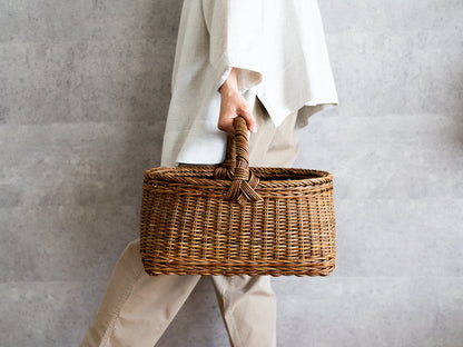 Akebi oval basket with rectangle base being carried by hand / あけびの角底小判バスケットを手に持っている様子