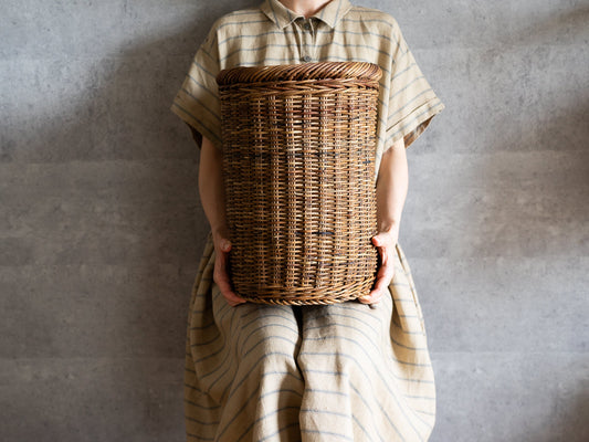 Akebi cylindrical basket with nami weave held in front / あけびの並編みの寸胴かごを抱えて持っている様子