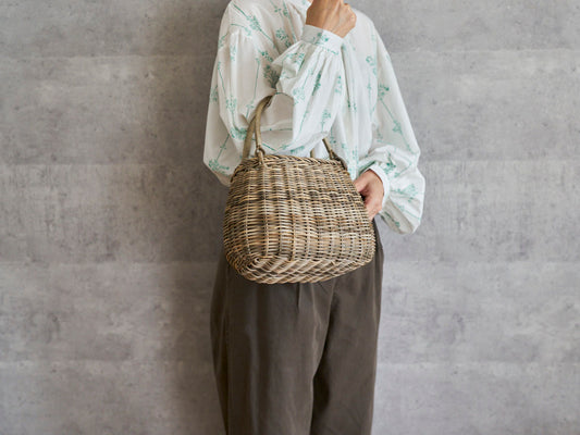 Plump gray akebi vine tote basket being carried / むきあけびの手提げかごを持っている様子