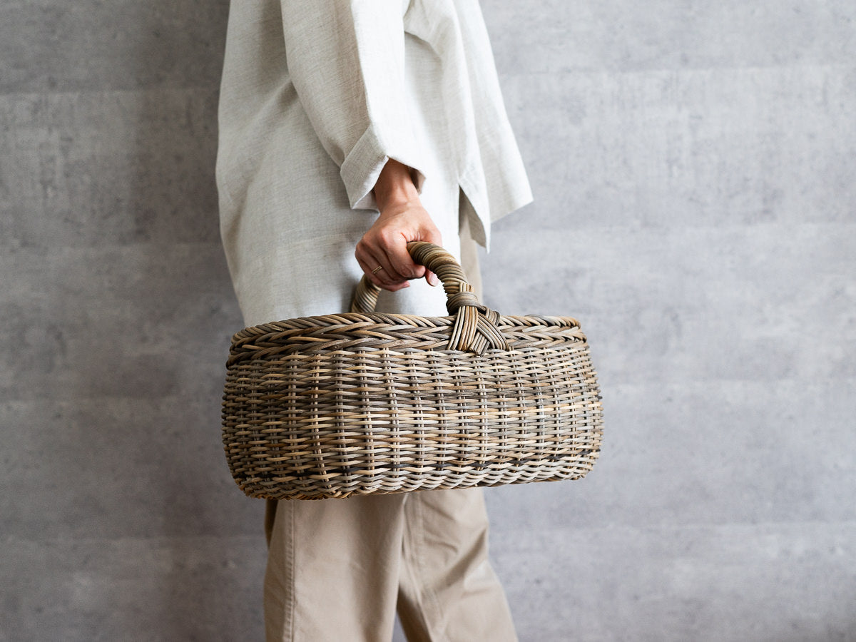 Gray akebi bread basket held in hand / むきあけびのパンバスケットを手に持った様子