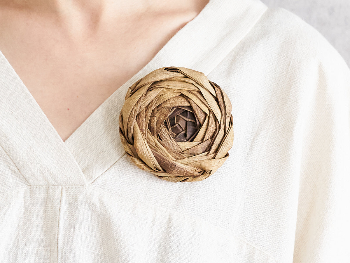 Walnut bark flower brooch worn on clothing / くるみの花ブローチを服に付けた様子