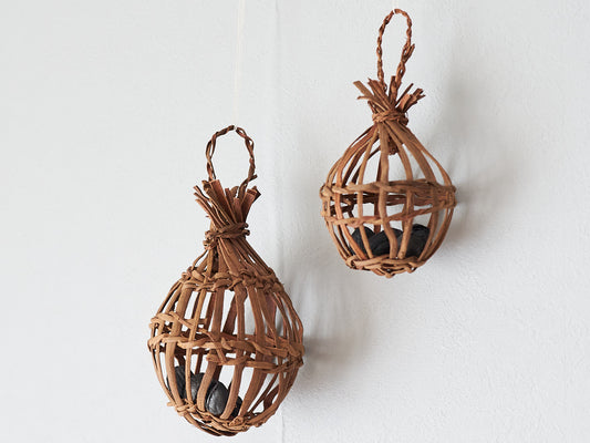 Grapevine charcoal baskets hanging on the wall / 壁に掛けた山ぶどうの炭かご