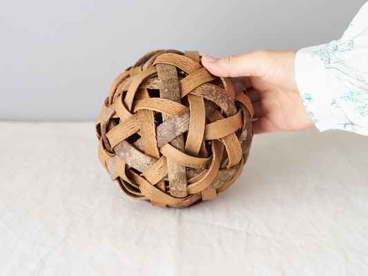 Linden bark saving basket held in the hand / シナ皮の貯金かごを手に持った様子