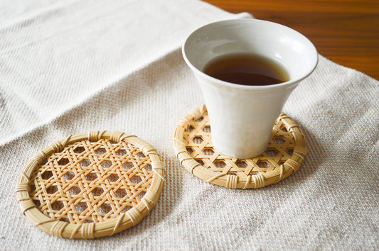 White bamboo round coasters with a cup / 白竹の丸コースターにカップをのせた様子