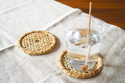 Madake and hachiku bamboo round coasters with a glass / 真竹と淡竹の丸コースターにグラスをのせた様子