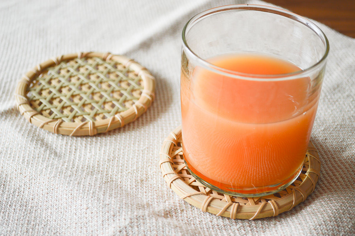 Madake bamboo round coasters with a glass / 真竹の丸コースターにグラスをのせた様子
