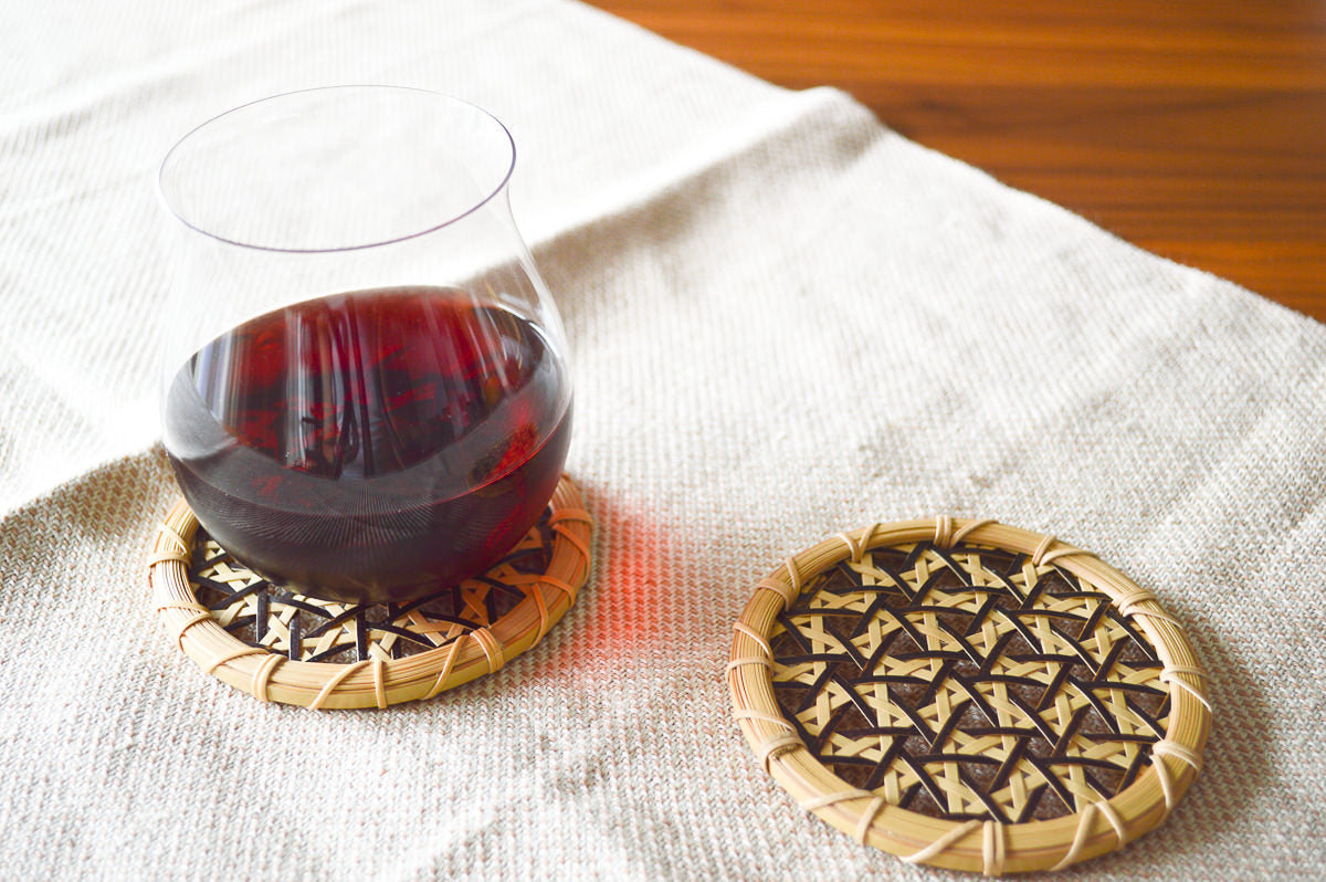 Madake and toratake bamboo round coasters with a glass / 真竹と虎竹の丸コースターにグラスをのせた様子