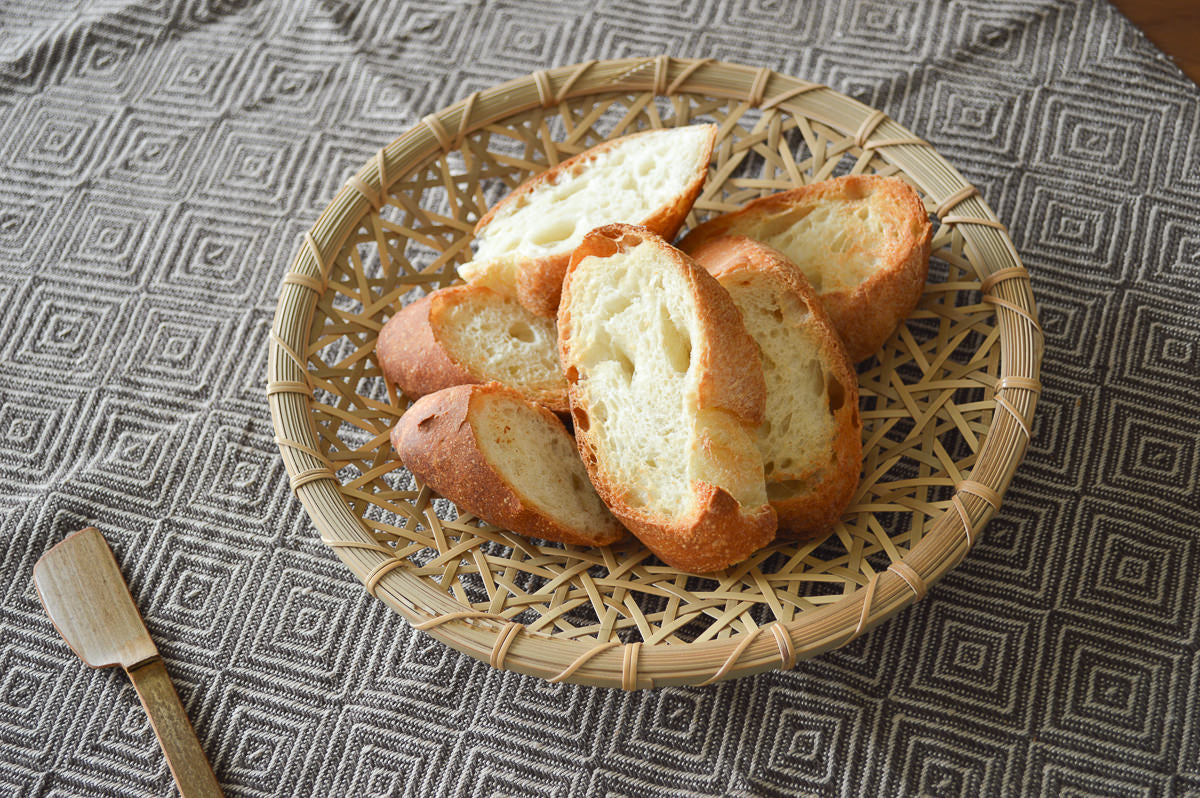 Madake bamboo flat basket tray with bread / 真竹の盛り皿にパンをのせた様子