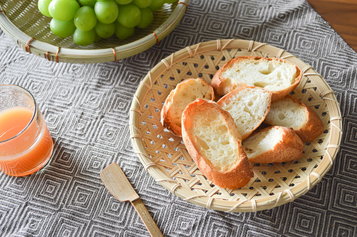 Madake bamboo flat basket tray with bread / 真竹の盛り皿にパンをのせた様子