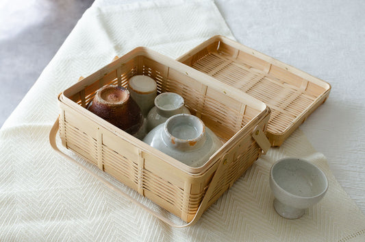 White bamboo handled lunch basket with lid open / 蓋を開けた白竹の手つき弁当かごに器が入っている様子