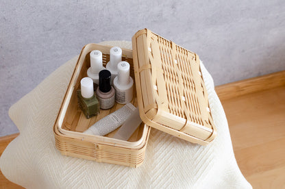 White bamboo lunch box with small items inside / 小物の入った白竹の弁当箱を開けた様子