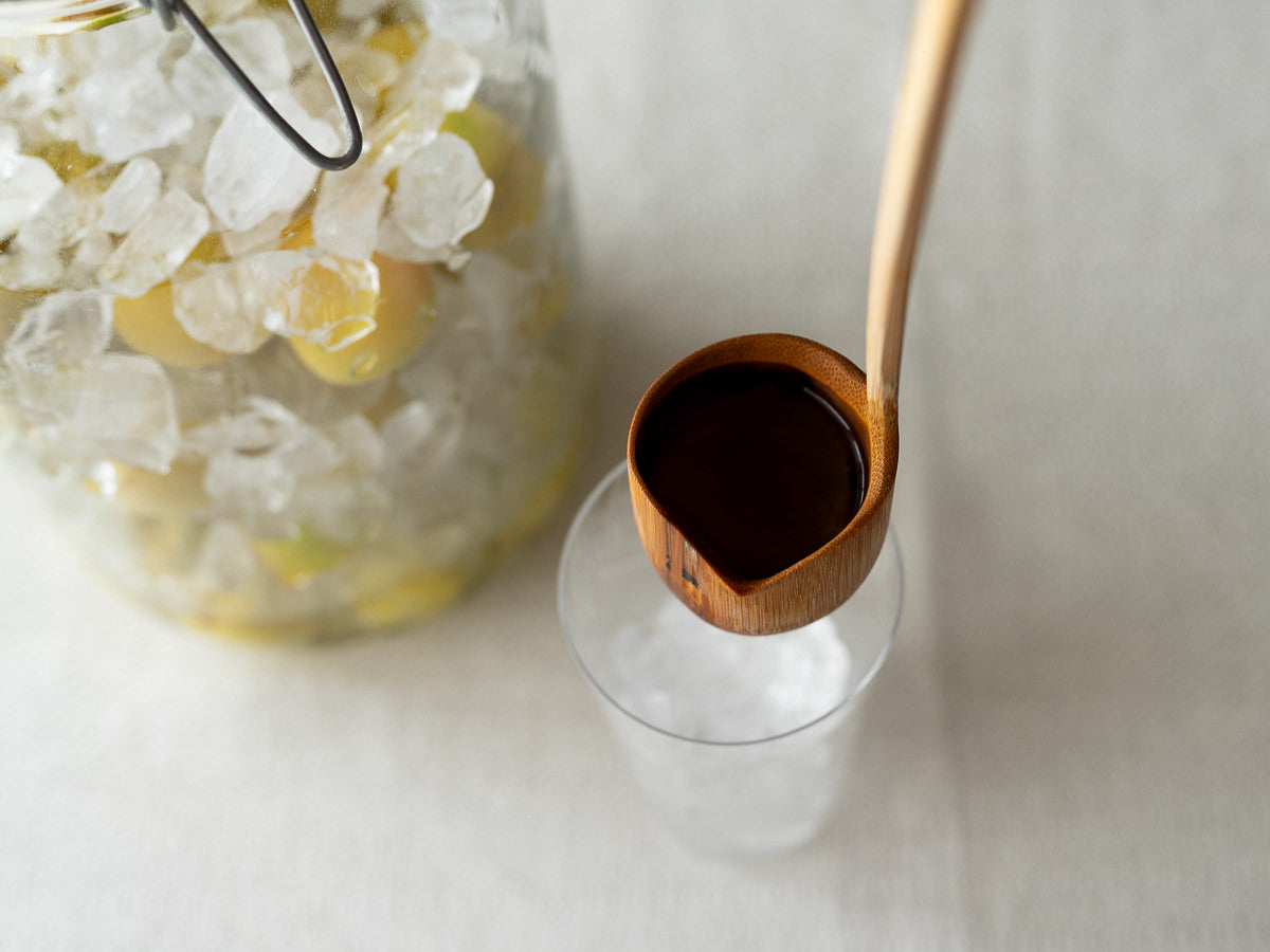 Smoked bamboo punch ladle in use / 炭竹のパンチレードルを使っている様子
