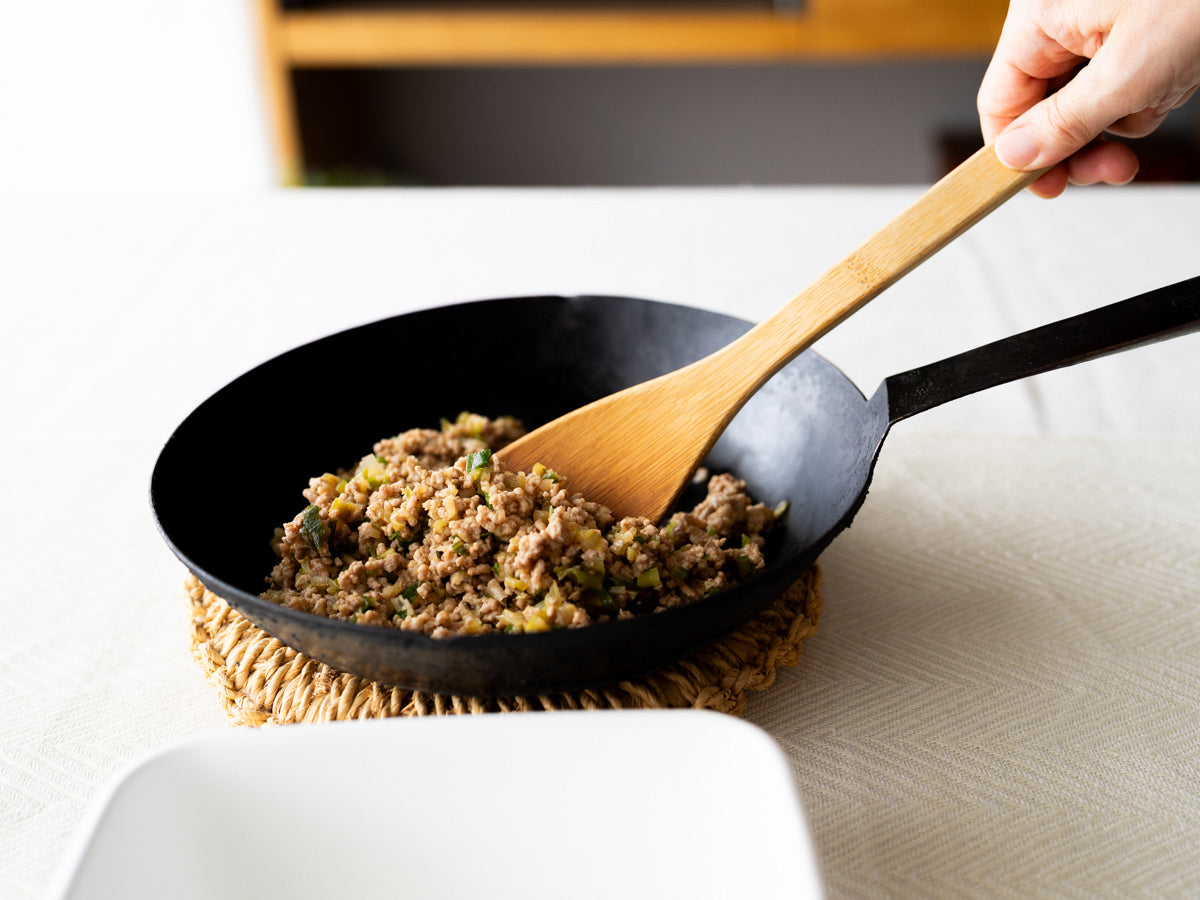 Smoked bamboo cooking spatula in use / 炭竹の調理べらを使っている様子