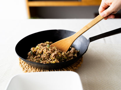 Smoked bamboo cooking spatula in use / 炭竹の調理べらを使っている様子