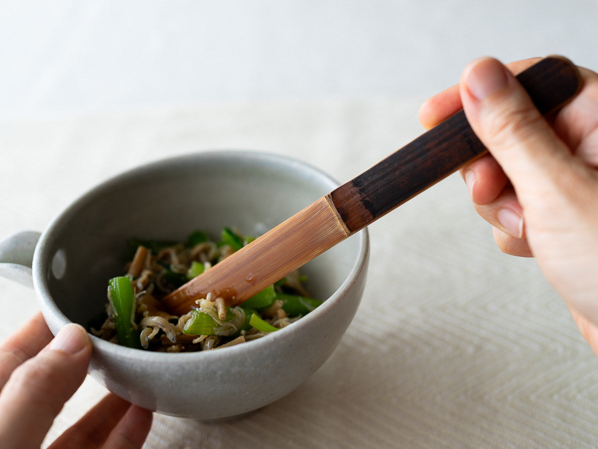 Smoked bamboo multipurpose spatula in use / 炭竹の万能へらを使っている様子