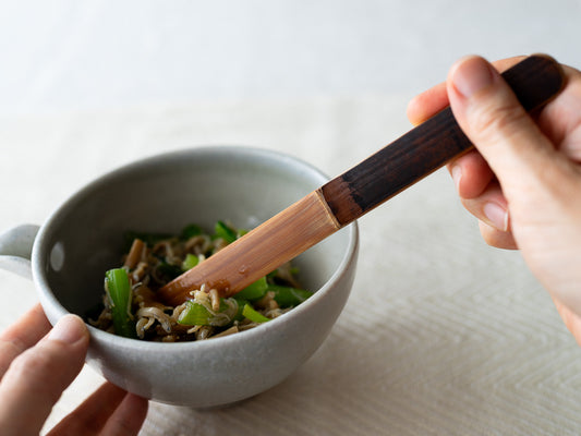 Smoked bamboo multipurpose spatula in use / 炭竹の万能へらを使っている様子