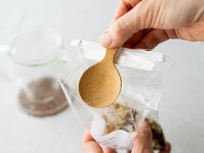 Smoked bamboo tea scoop in use / 炭竹の茶さじを使っている様子