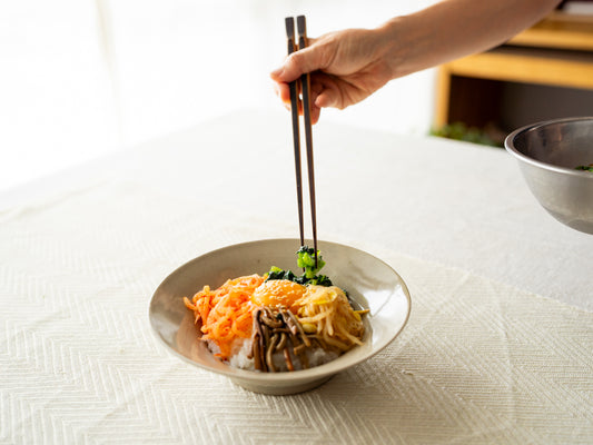 Smoked bamboo cooking chopsticks in use / 炭竹の菜箸を使っている様子