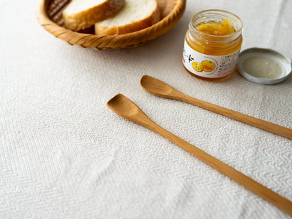 Smoked bamboo jam spoon on a tablecloth / 炭竹のジャムスプーンをテーブルクロスの上に置いた様子