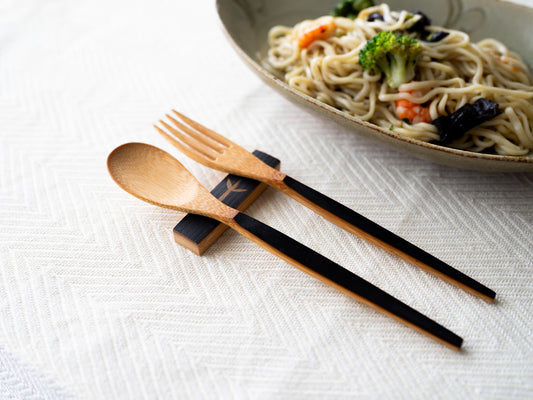 Smoked bamboo large spoon and fork on a cutlery rest / 炭竹のスプーン大とフォーク大をカトラリーレストに置いた様子