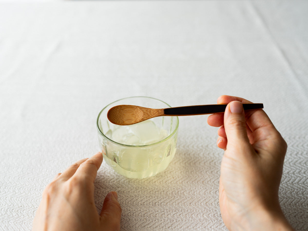 Smoked bamboo dessert spoon held in hand / 炭竹のスイーツスプーンを手に持っている様子