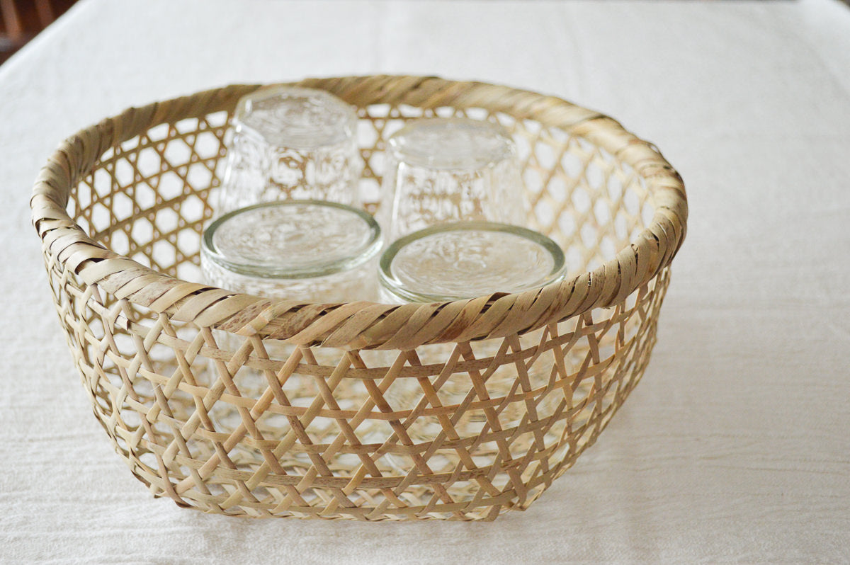 Shinodake bamboo basket with glass cups inside / 篠竹の目かごにガラスのコップが入っている様子