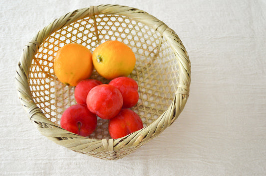 Shinodake bamboo basket with fruits inside / 篠竹の目かごにフルーツが入っている様子