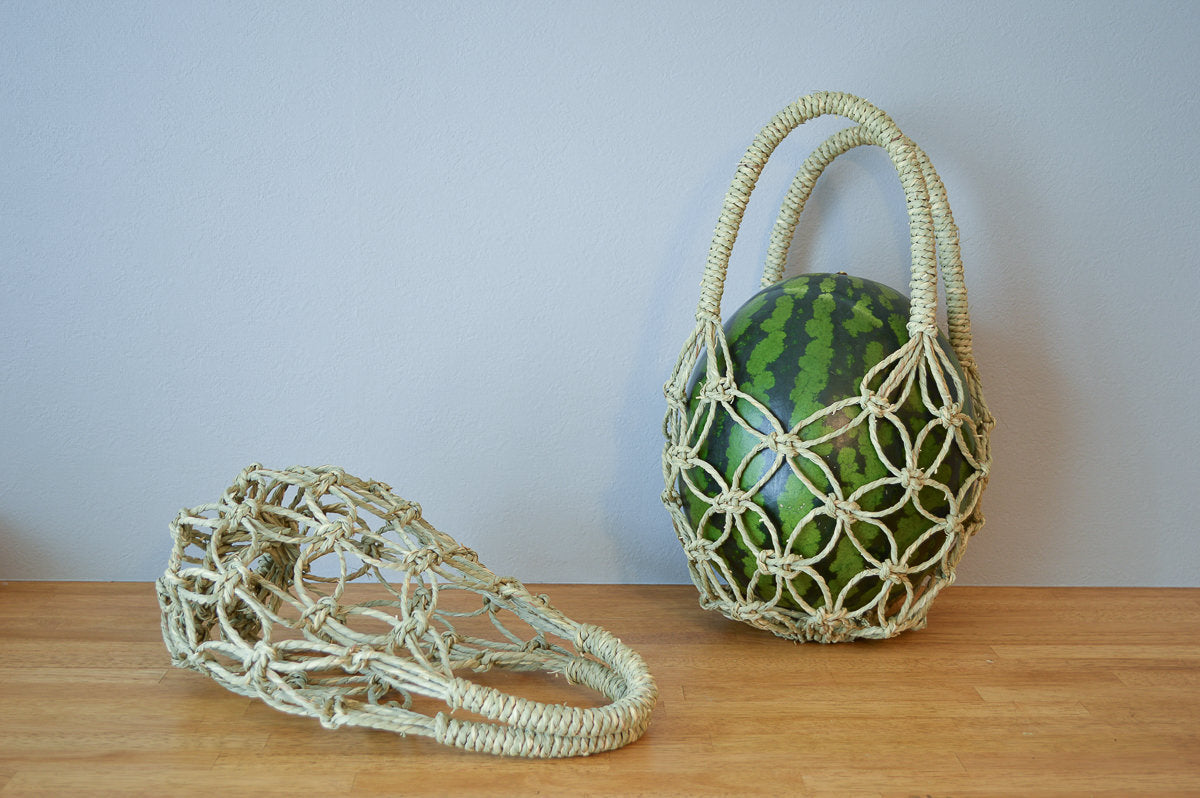 Igusa watermelon basket with a watermelon inside / いぐさのスイカかごにスイカが入っている様子