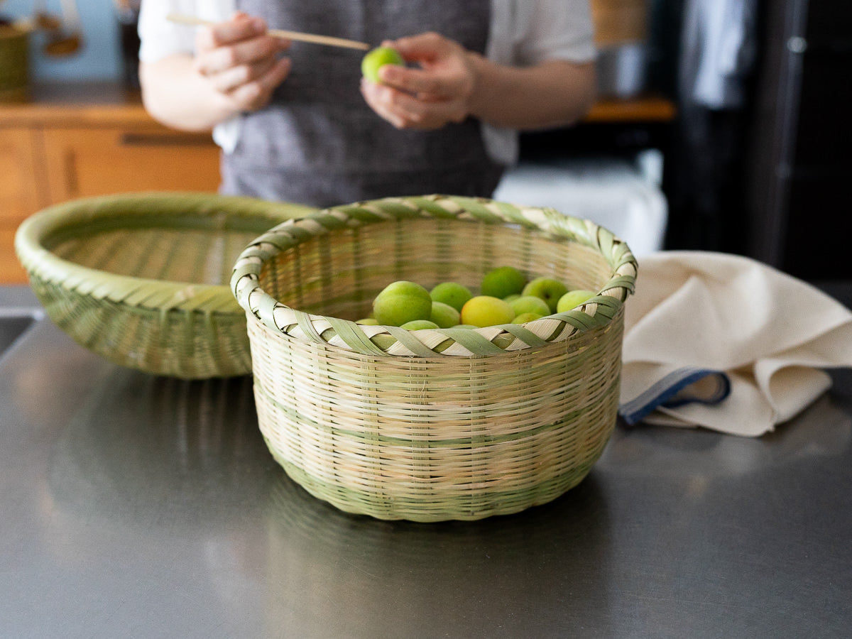 Madake bamboo draining basket with green plums inside / 真竹の水切りざるに青梅が入っている様子