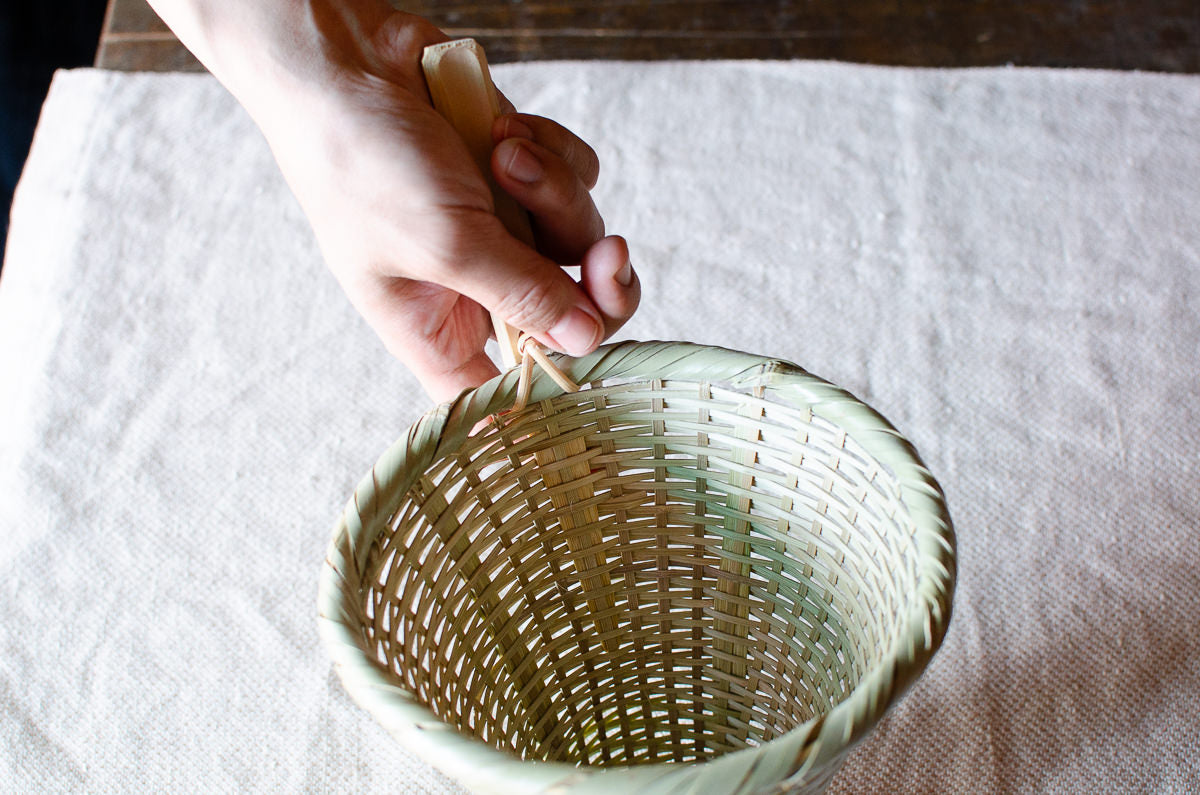 Madake bamboo soba strainer with handle held in hand / 真竹のそばふりを手に持っている様子