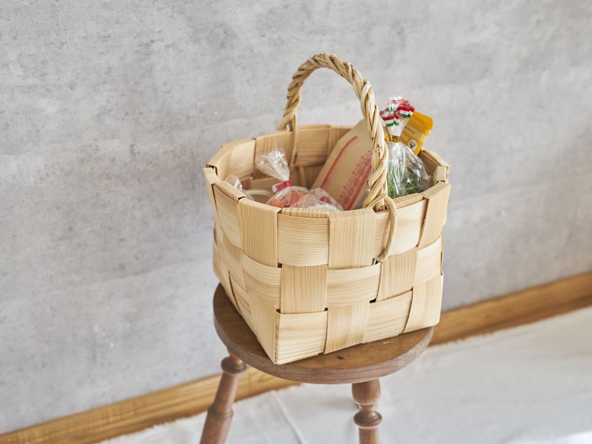 Pine round one-handle garden basket placed on a stool / パインのワンハンドルガーデンバスケットをスツールの上に置いた様子
