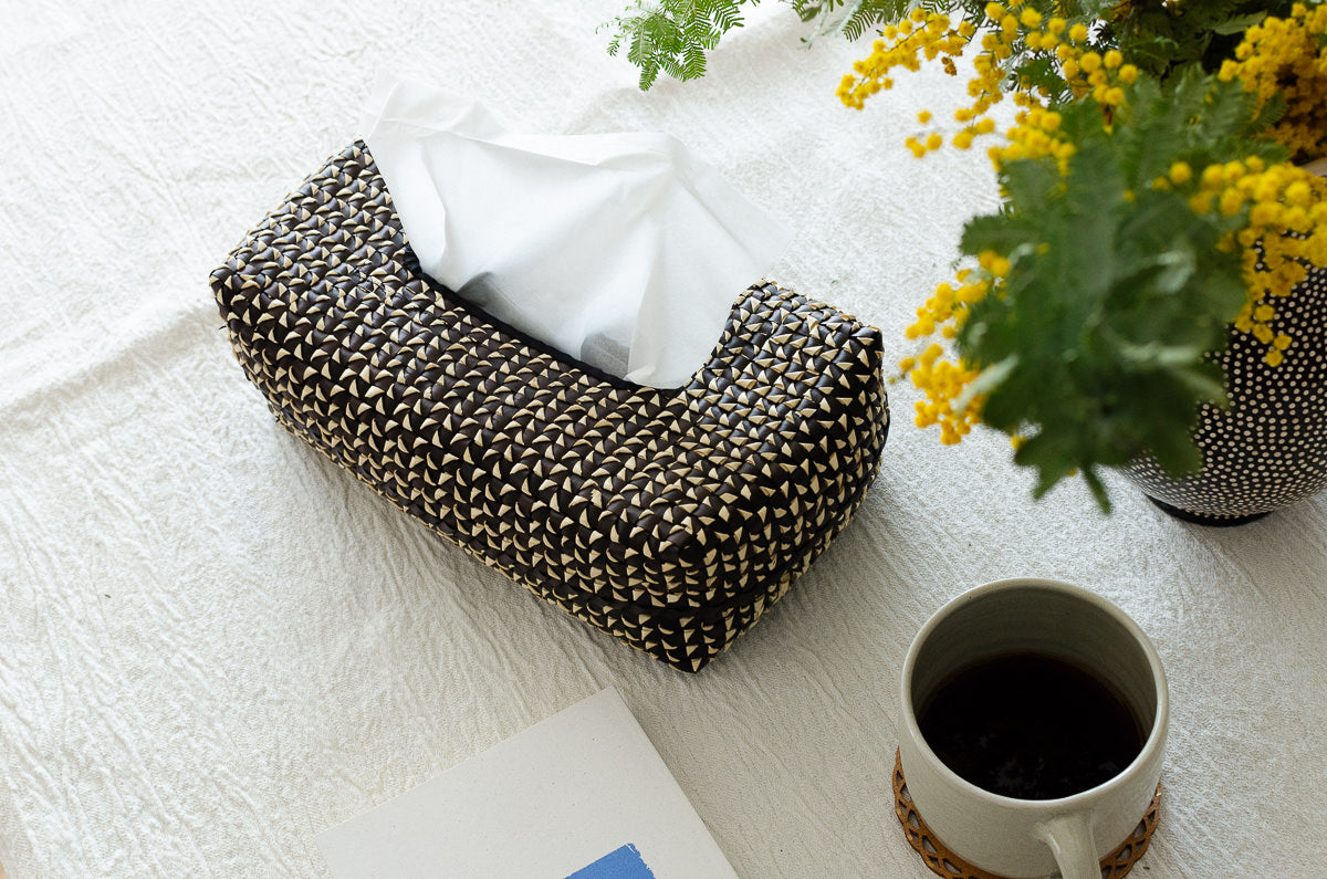 Black palm leaf tissue box on a table / パームリーフのブラックティッシュボックスをテーブルに置いた様子