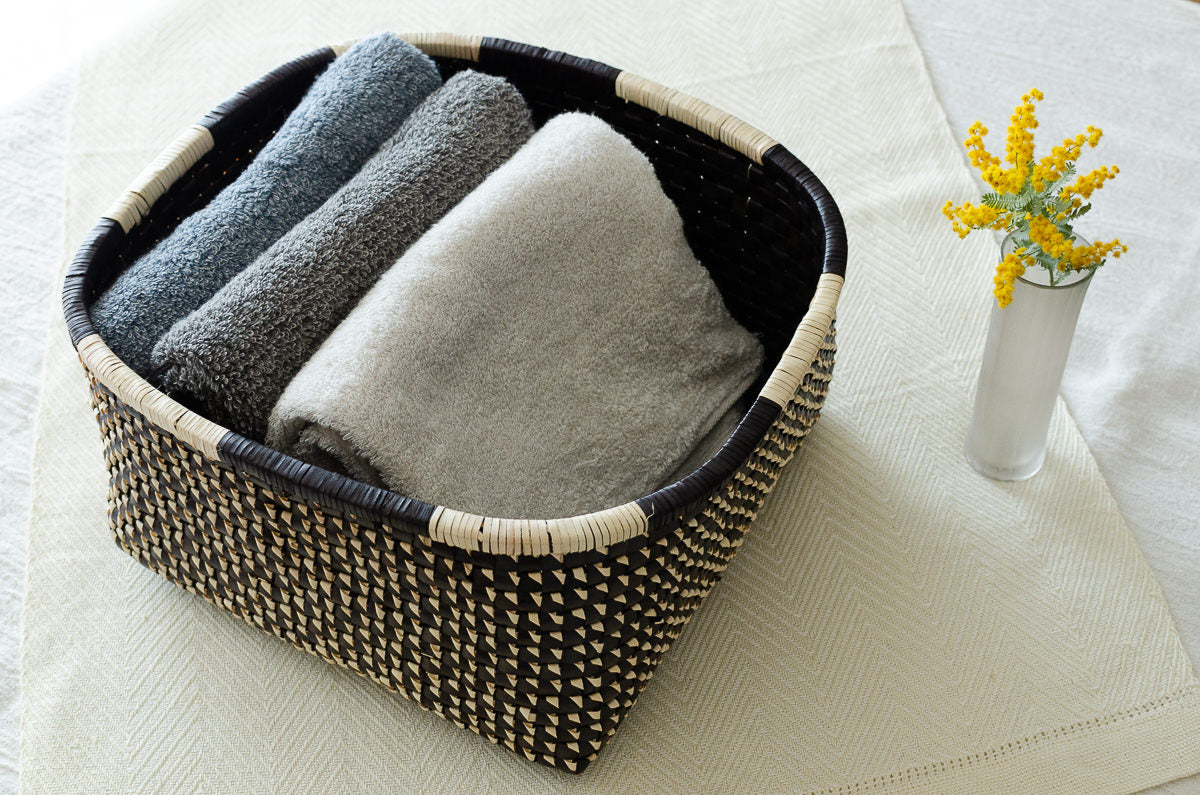 Black natural palm leaf open basket with towels / パームリーフのブラックナチュラルのオープンバスケットにタオルを入れた様子