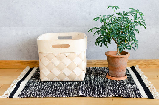 Cotton place mat with a basket and plant / コットン製プレイスマットにバスケットと鉢植えを置いた様子