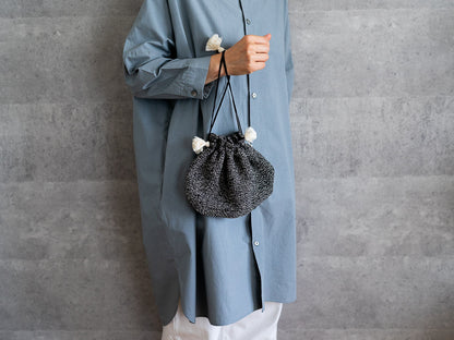 Monochrome silk and cotton drawstring bag being held / シルク×コットンのモノクロ巾着ポーチを手に持った様子