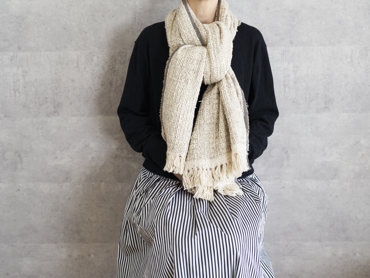 Gara-bou spun cotton sand-colored stole wrapped around neck / ガラ紡コットンのサンドカラーのストールを首に巻いた様子