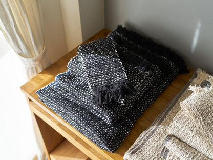 インド/コットン　ガラ紡　ミディアムストール　Herringbone-Dot Black　330930-3