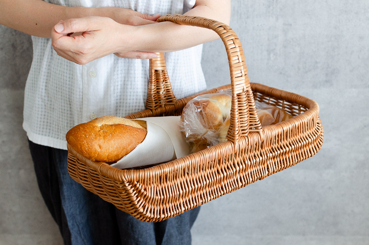 Willow bread basket with bread being held / パンを入れたやなぎのパンバスケットを手に持つ様子